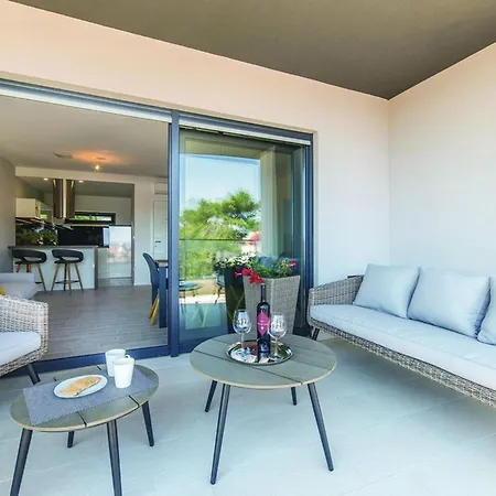 Modern Kastel With Private Pool, Gym, And Large Outdoor Space *